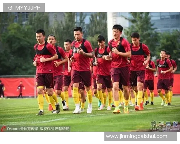 中国足球迎战圣多斯队全力争胜展现实力与团队精神